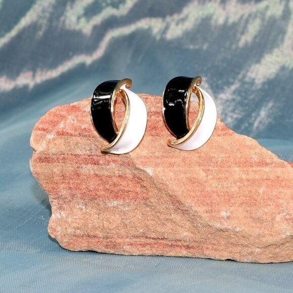 Ashlyn Ellie Artiste Petal Earrings White and Deep Black on Gold Gift Packaged - Picture 2 of 8